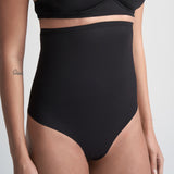 Byebra - Sculpting Højtaljet String Sort