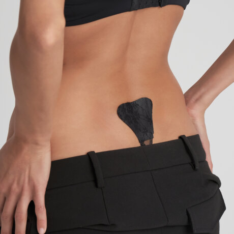 Bye bra - Selvklæbende String med Blonde Sort